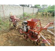 Nông dân tự chế máy làm cỏ, vun gốc ngô từ xe máy cũ