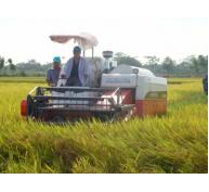 Huệ Minh giới thiệu các loại máy Kubota với nông dân Hà Tĩnh