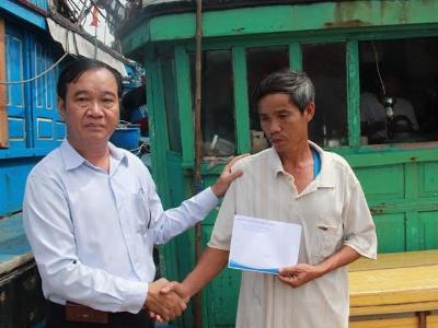Quảng Ngãi trao hỗ trợ cho tàu cá bị Trung Quốc tông tại Hoàng Sa