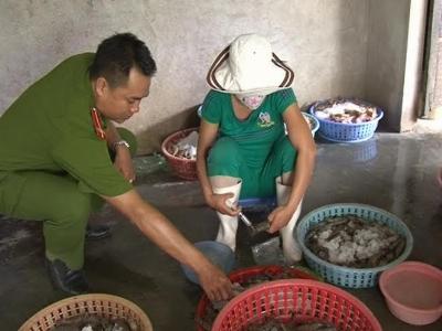 Ăn gian trọng lượng tôm bằng chiêu bơm hóa chất