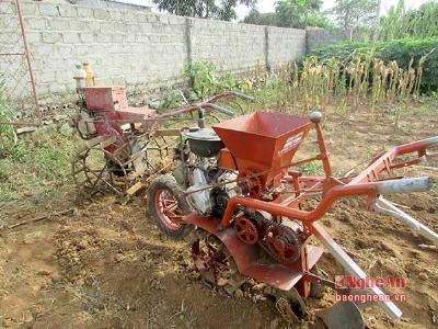 Nông dân tự chế máy làm cỏ, vun gốc ngô từ xe máy cũ