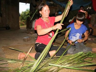 Chiếu cói của người Hrê vừa bền chắc lại khó thấm mưa